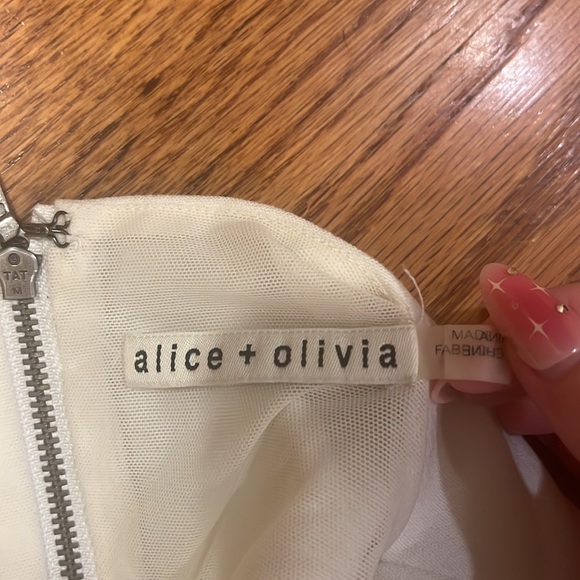 Alice + Olivia Woman’s White Open Back Top Size 4 - Picture 3 of 4
